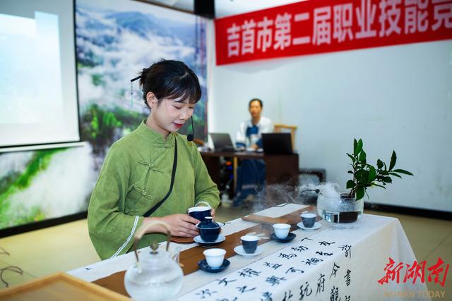 巧手揉制茶飘香——“湘西黄金茶 创新创业带动就业惠万家”吉首市第二届职业技能竞赛举行(图3) 巧手揉制茶飘香——“湘西黄金茶 创新创业带动就业惠万家”吉首市第二届职业技能竞赛举行(图3)