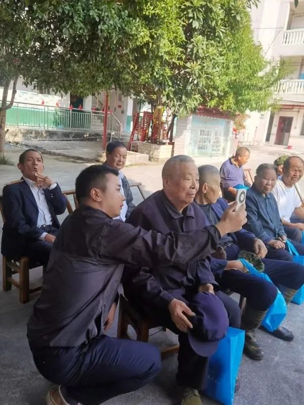 吉首市:温暖居保惠民生 政策宣传零距离(图3) 吉首市:温暖居保惠民生 政策宣传零距离(图3)