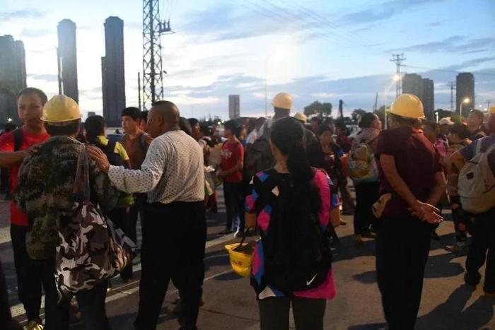 零工市场里的女工们,挣扎在城市边缘(图3) 零工市场里的女工们,挣扎在城市边缘(图3)