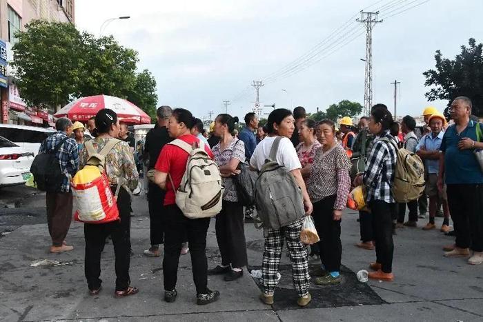 零工市场里的女工们,挣扎在城市边缘(图4) 零工市场里的女工们,挣扎在城市边缘(图4)