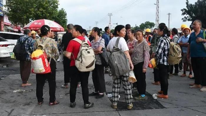 零工市场里的女工们,挣扎在城市边缘(图1) 零工市场里的女工们,挣扎在城市边缘(图1)