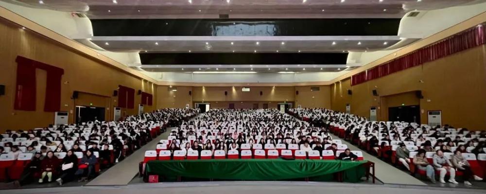 保利中轻养老护理国际人才育成计划宣讲会在咸宁职业技术学院成功举办(图2) 保利中轻养老护理国际人才育成计划宣讲会在咸宁职业技术学院成功举办(图1)