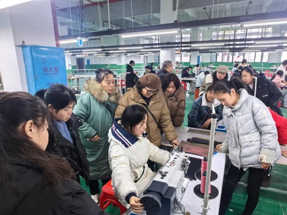 吉首市:组织开展初级缝纫工技能培训(图2) 吉首市:组织开展初级缝纫工技能培训(图1)