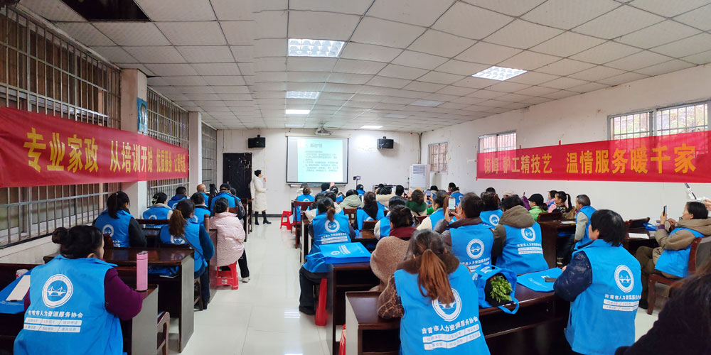 商务部:“家政服务行业是比较少见的供不应求行业”(图1) 商务部:“家政服务行业是比较少见的供不应求行业”(图1)