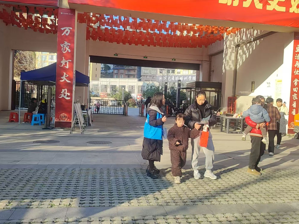 玉海螺家政于吉首大汉新城元旦晚会地推:同城到家服务专业化拓展(图8) 玉海螺家政吉首大汉新城元旦晚会地推:同城到家服务专业化拓展(图8)