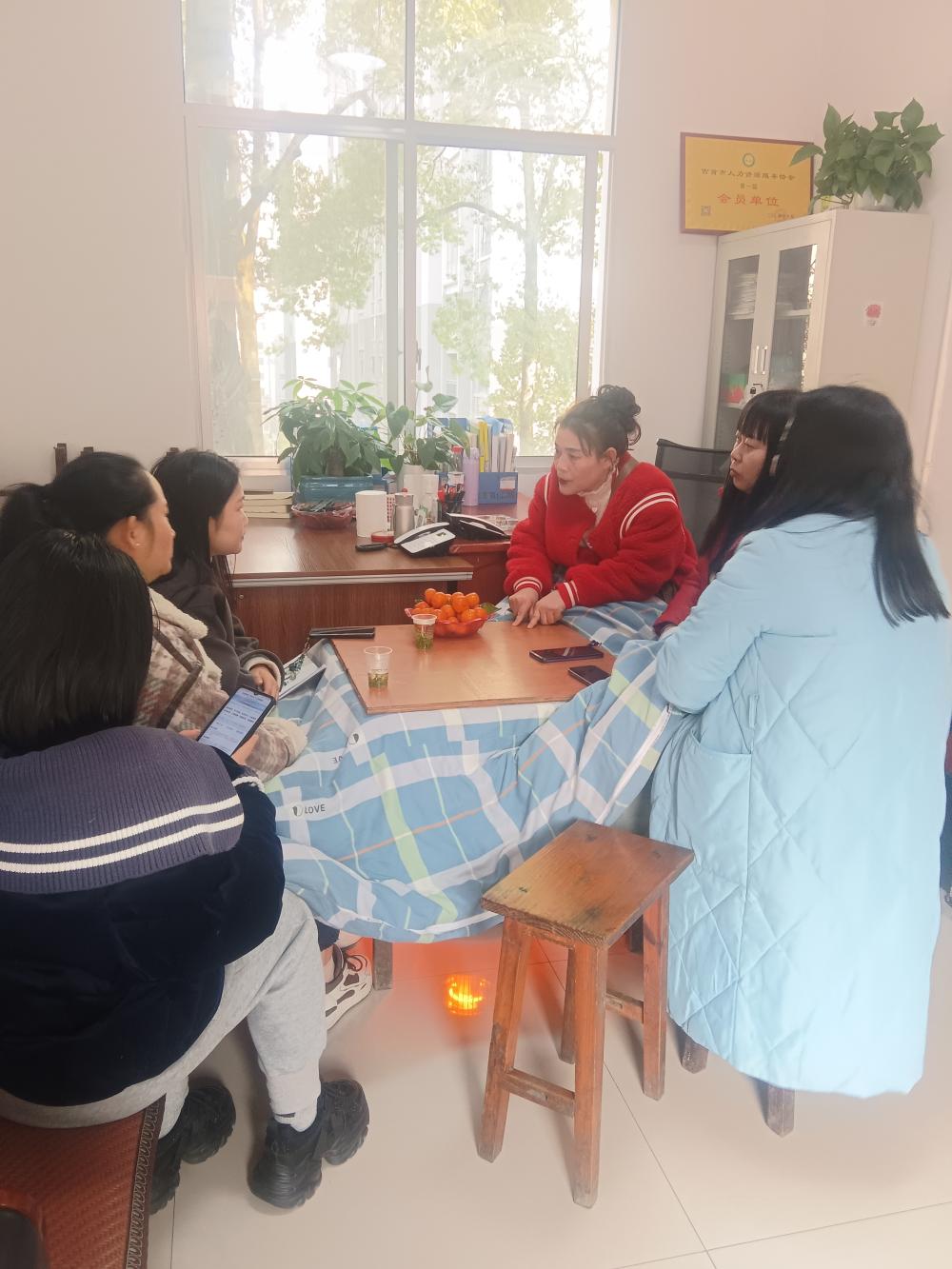 吉首市人力资源服务协会走访孵化基地职介所(图2) 协会深入吉首大学生孵化基地,与人力企业共话未来发展(图2)