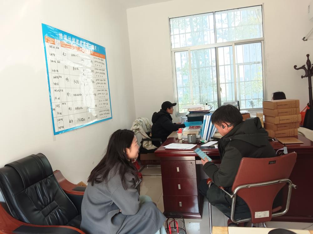 吉首市人力资源服务协会走访孵化基地职介所(图3) 协会深入吉首大学生孵化基地,与人力企业共话未来发展(图3)