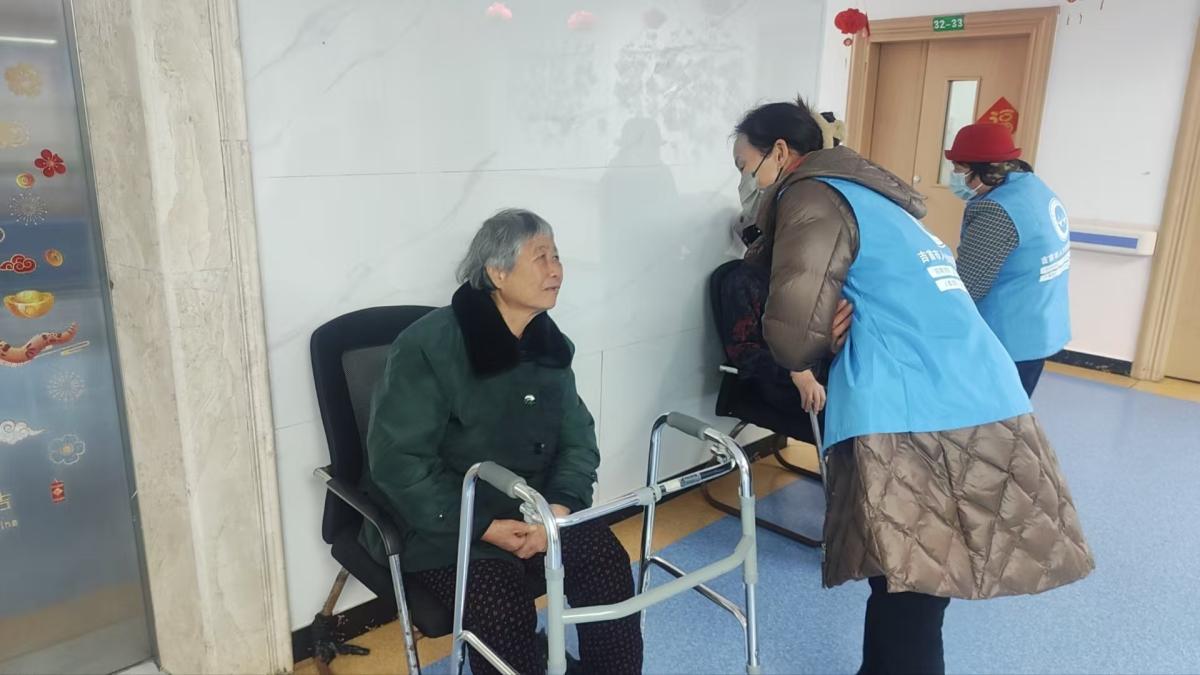 玉海螺家政第二期养老护理学员开启医院实习之旅(图2) 玉海螺家政第二期养老护理学员开启医院实习之旅(图2)