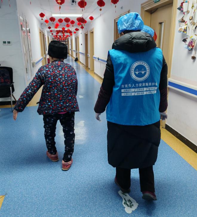 玉海螺家政第二期养老护理学员开启医院实习之旅(图4) 玉海螺家政第二期养老护理学员开启医院实习之旅(图4)