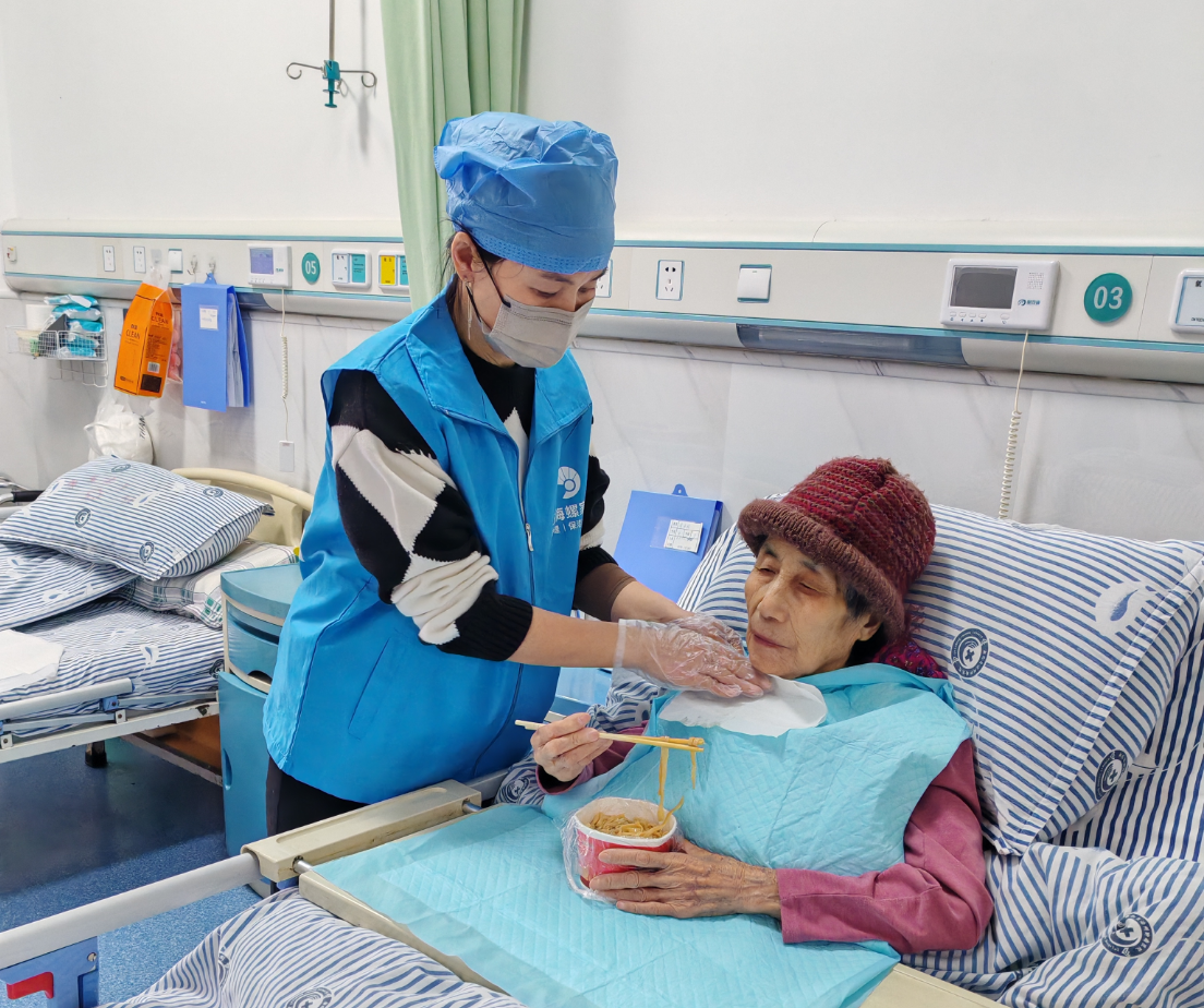 玉海螺家政第二期养老护理学员开启医院实习之旅(图3) 玉海螺家政第二期养老护理学员开启医院实习之旅(图3)