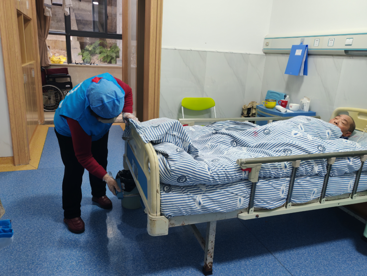 玉海螺家政第二期养老护理学员开启医院实习之旅(图6) 玉海螺家政第二期养老护理学员开启医院实习之旅(图6)